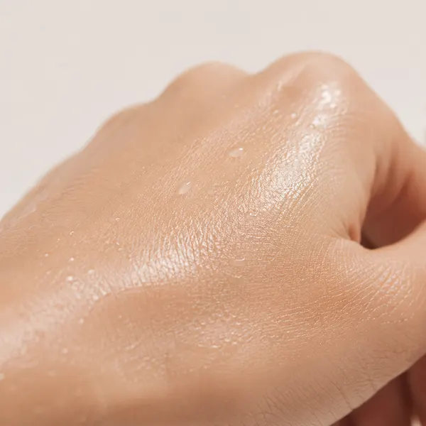 Hydratation profonde des mains par la paraffine