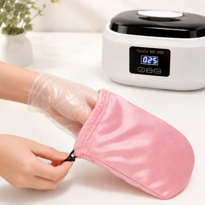 Envelopper la main dans la mitaine tissu